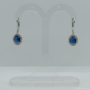Joyeria: Bellos pendientes de corte clásico, chapados en oro blanco, circonitas y zafiros creados talla oval.